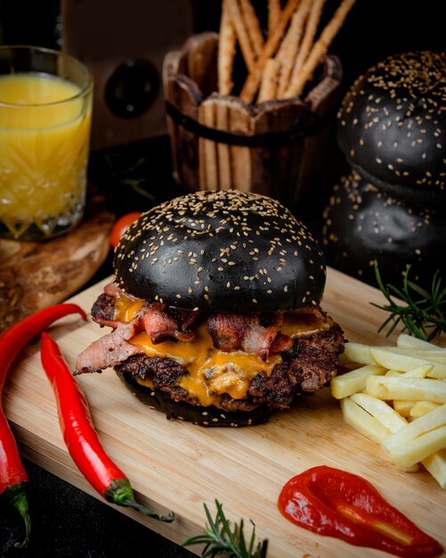 Hamburguesa de carne con tocino y papas fritas