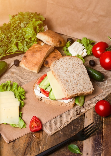 Hamburguesa casera, sandwich de verduras, tomate pepino y queso blanco.