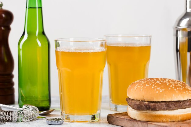 Hamburguesa y cerveza