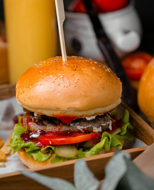 hamburguesa clásica con bollo de sésamo