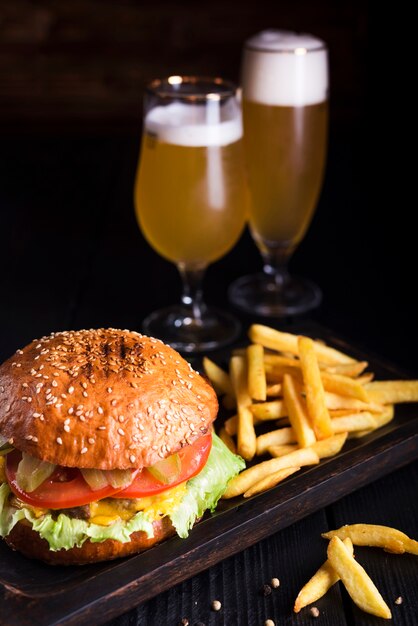 Hamburguesa clásica con papas fritas y cerveza.