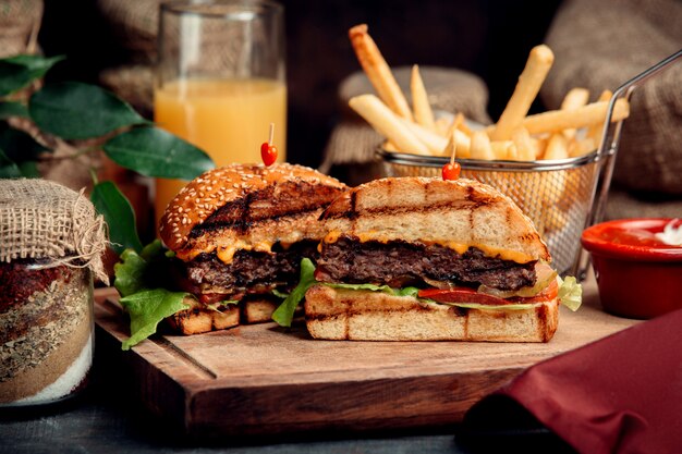 Hamburguesa clásica en rodajas sobre la mesa