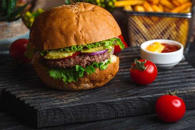 Hamburguesa clásica en tablero de madera