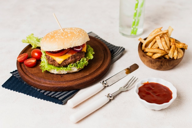 Hamburguesa con cubiertos y papas fritas