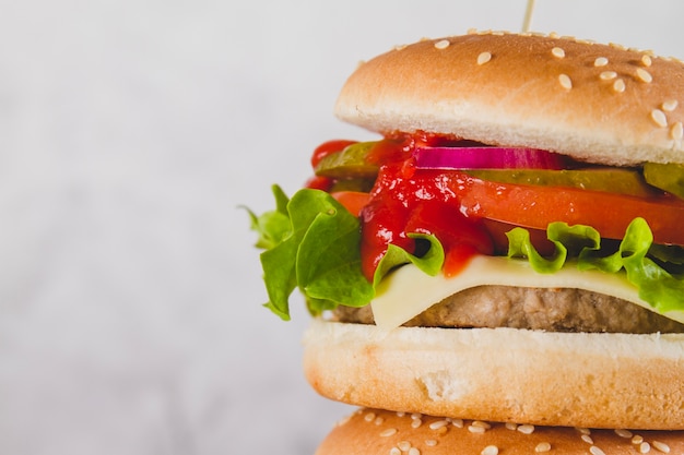 Hamburguesa deliciosa con lechuga y queso