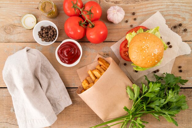 Hamburguesa deliciosa papas fritas y salsa de tomate