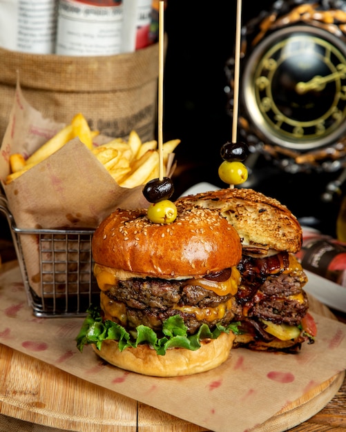 Hamburguesa doble con tocino y papas fritas