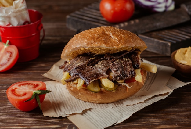 Hamburguesa con doner y papas fritas