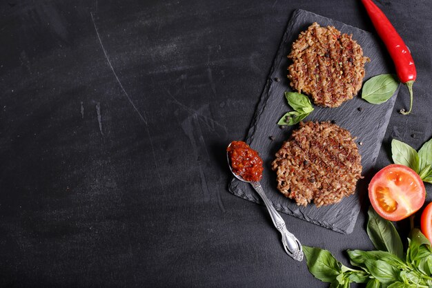 hamburguesa en el fondo de la mesa de madera