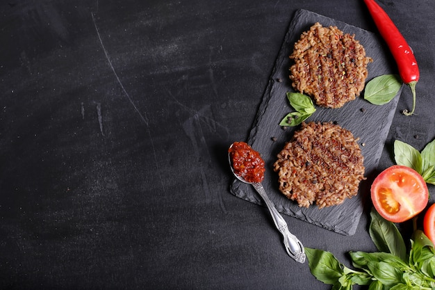 hamburguesa en el fondo de la mesa de madera