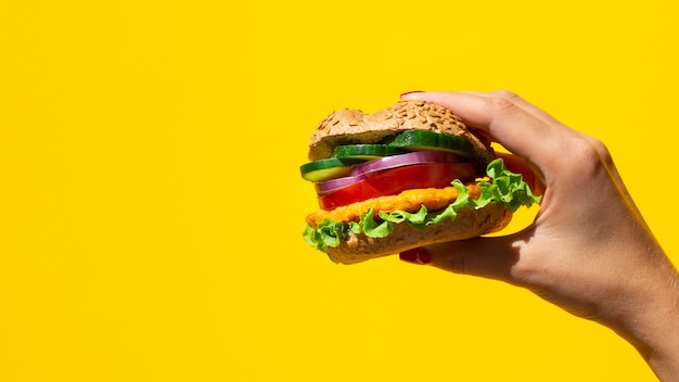 Hamburguesa fresca deliciosa con carne y verduras y espacio de copia