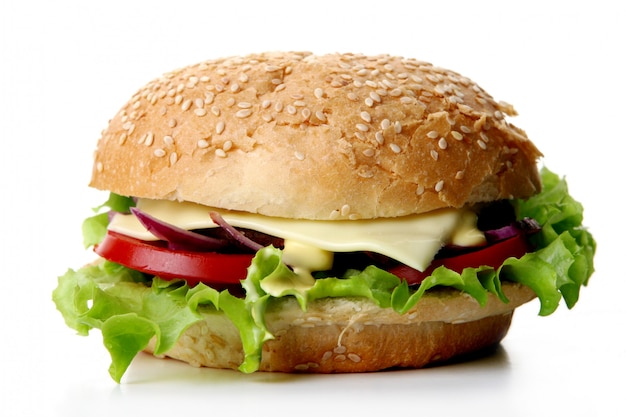 Una hamburguesa fresca con ensalada y cebolla.