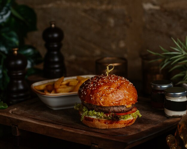 Hamburguesa grande con bistec y papas fritas con hierbas