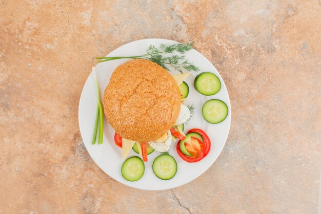 Hamburguesa grande con pepino y huevo.