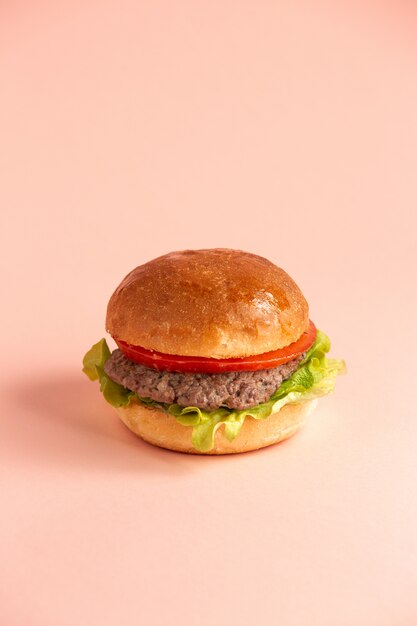 hamburguesa con hoja de lechuga de tomate y empanadas de carne en bollos de hamburguesa