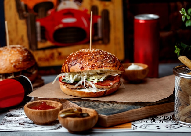 Foto gratuita hamburguesa con jamón, tomate y col