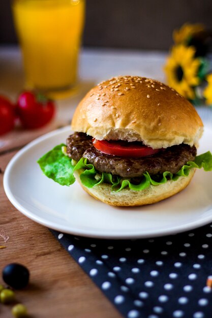 Hamburguesa con jugo de naranja