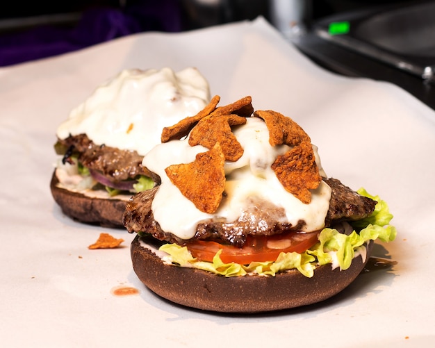 Hamburguesa con lechuga tomate, chuleta de carne y queso fundido