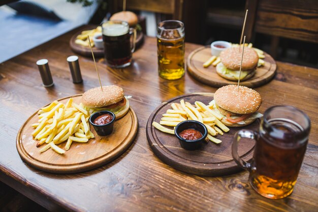 Hamburguesa en mesa en restaurante