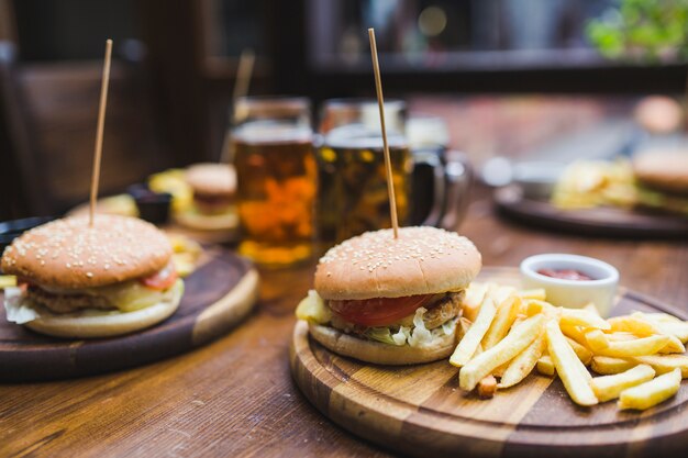 Hamburguesa en mesa en restaurante