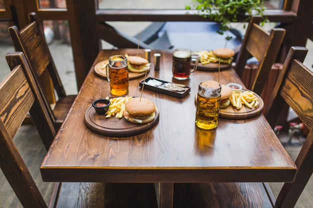 Foto gratuita hamburguesa en mesa en restaurante