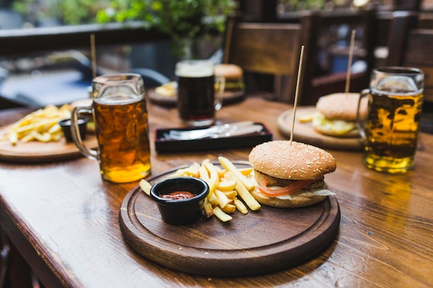 Hamburguesa en mesa en restaurante