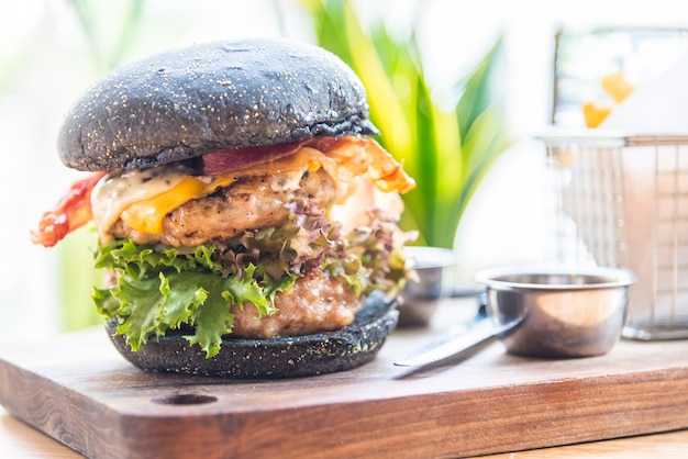 Hamburguesa con pan negro