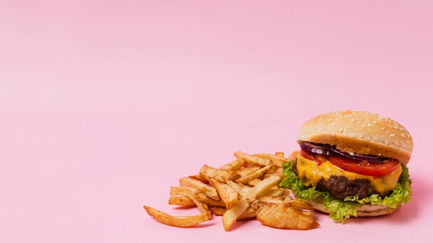 Hamburguesa y papas fritas con espacio de copia