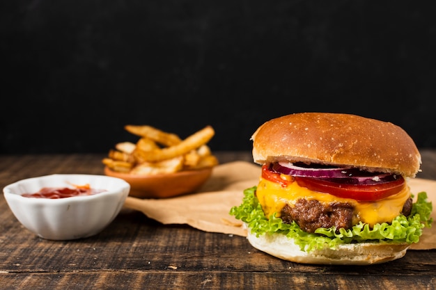 Hamburguesa con papas fritas con fondo negro