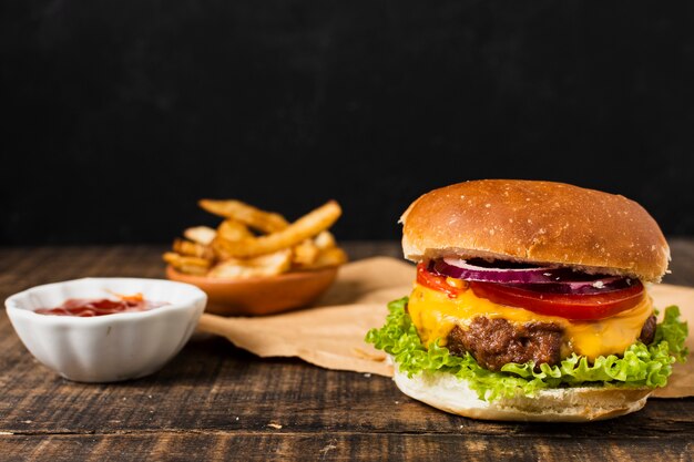 Hamburguesa con papas fritas con fondo negro