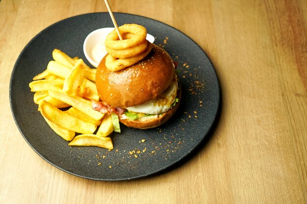 Hamburguesa y papas fritas en una mesa de restaurante