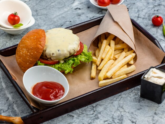 hamburguesa con papas fritas en la mesa