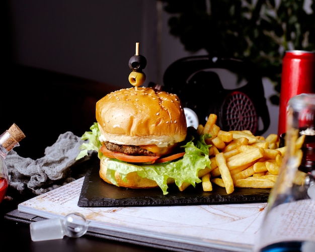 Hamburguesa con papas fritas en la mesa