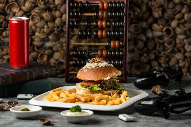 Hamburguesa con papas fritas en la mesa