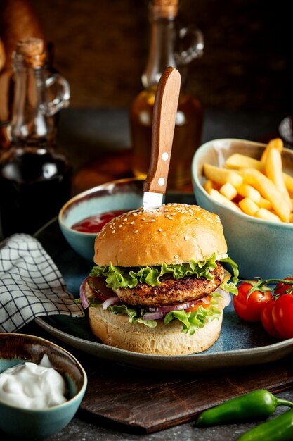 Hamburguesa con papas fritas y salsa de tomate