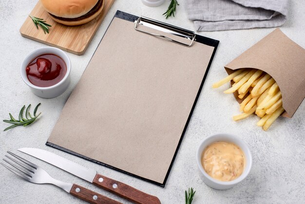 Hamburguesa y papas fritas servidas