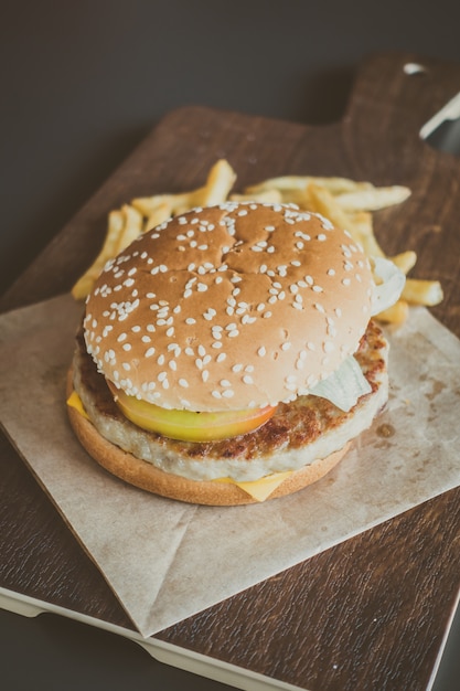 Hamburguesa y papas fritas