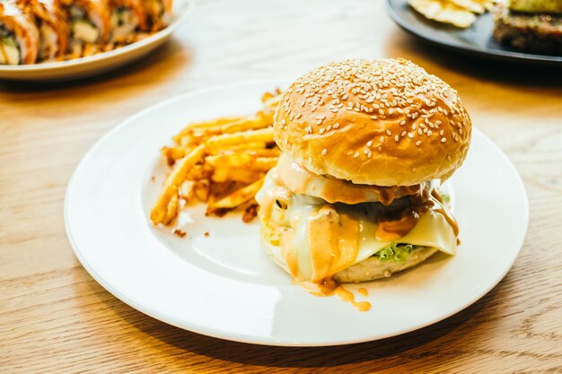 Hamburguesa y papas fritas