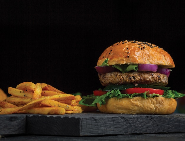 Hamburguesa con papas con hierbas y especias.