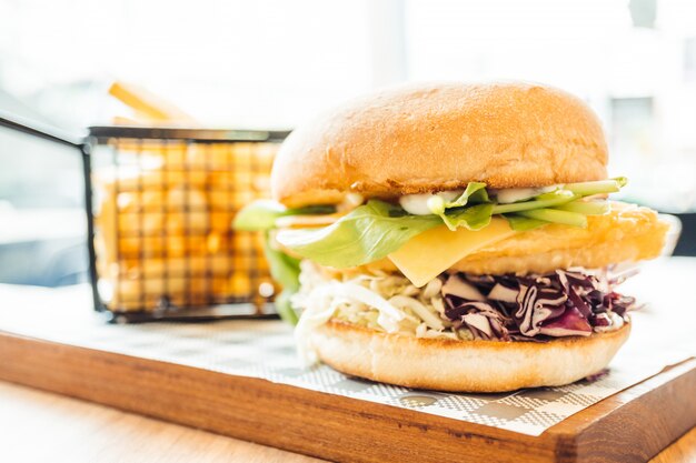 Hamburguesa De Pescado Con Papas Fritas