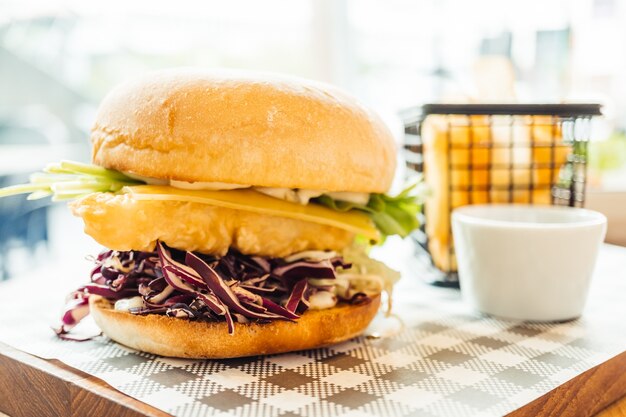 Hamburguesa de pescado con patatas fritas