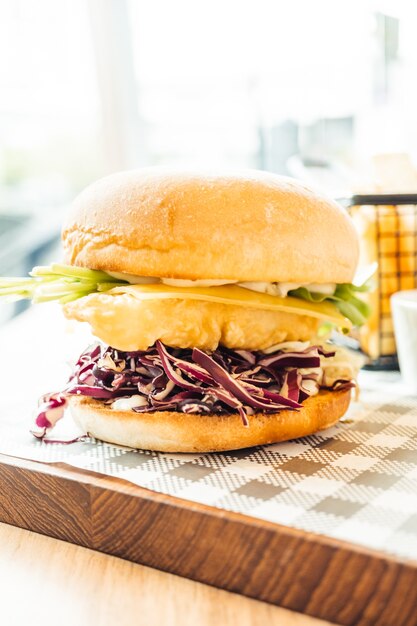 Hamburguesa de pescado con patatas fritas