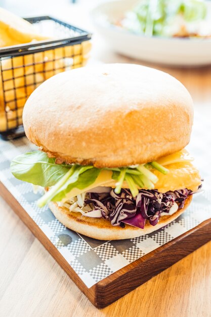 Hamburguesa de pescado con patatas fritas