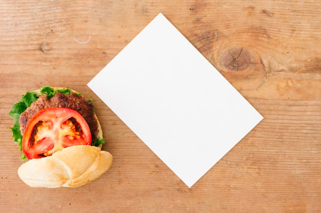 Hamburguesa plana con maqueta de menú.