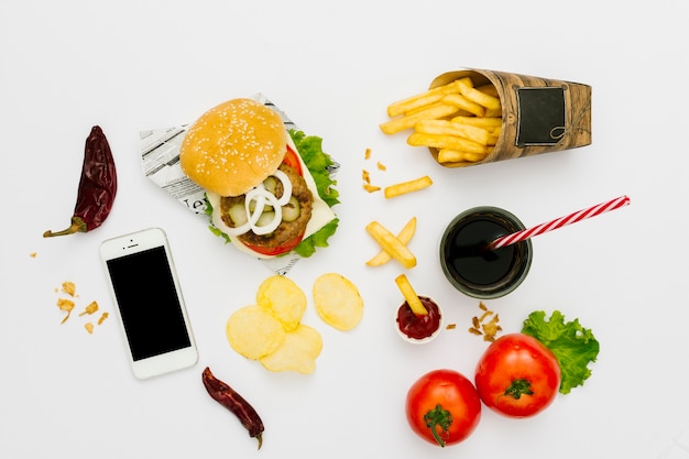 Foto gratuita hamburguesa plana y papas fritas con soda.