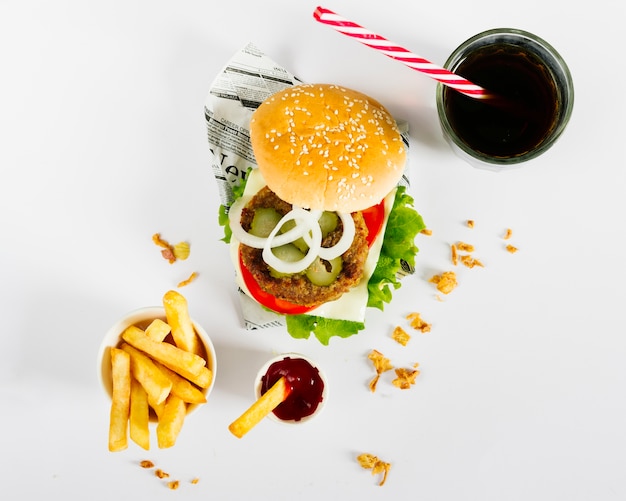 Foto gratuita hamburguesa plana y papas fritas con soda.