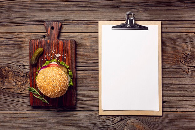 Hamburguesa plana con portapapeles maqueta