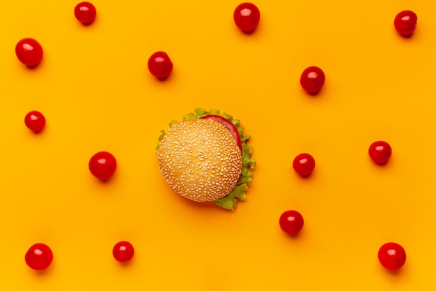 Hamburguesa plana con tomates cherry