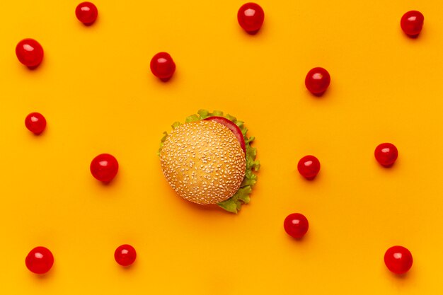 Hamburguesa plana con tomates cherry