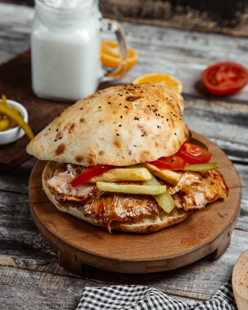 hamburguesa de pollo en pan de sésamo